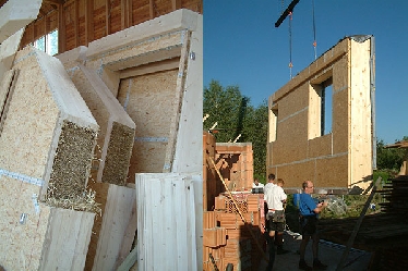 Links im Bild die vorgefertigten Strohballenwände, rechts Montage der Wände auf das Fundament.
