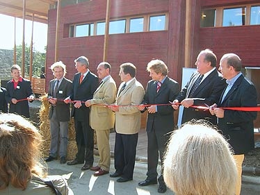 Das S-House in Böheimkirchen (direkt beim Pendler-Parkplatz beim Bahnhof) wurde 2005 feierlich eröffnet und dient als Veranstaltungsraum und NAWARO-Infozentrum.