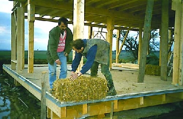 Aussiedlerhof im bayerischen Unterfranken: Das Ständerwerk wird auf allen Seiten von einer Thermohaut aus verputzten Strohballen ummantelt, wobei darauf geachtet wurde, Durchdringungen der Aussenhaut durch Holzbauteile zu vermeiden.