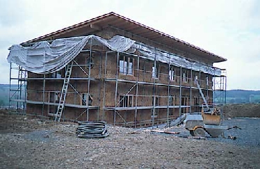 Die Ballen werden wie Halbsteinmauerwerk im Läuferverband trocken verlegt. Ab der vierten Lage wurden alle vier Lagen horizontal eine flache Leiter aus 2 je 15cm breiten Schalbrettern eingelegt.