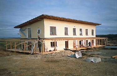 Das Haus in Holzständerbauweise bietet 400 m2 Wohnfläche auf zwei vollen Geschoßen. Die Grundfläche misst ca. 11m x 21m, die Höhe der Südfassade 8m und die Höhe der Nordfassade 6,50 m.