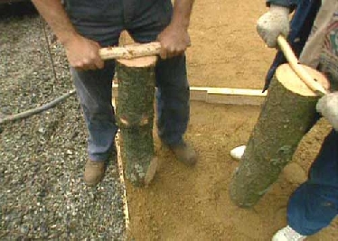 Das Muschelfundament wird mit gesiebtem Lehm abgedeckt und dieser gestampft. © www.dr.dk