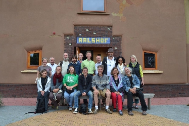 Das Leonardo-Team bei der Besichtigung des StroHotels im Sommer 2013