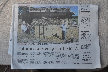 Auch die lokalen Medien interessierten sich für den „Halmhuskursen“ vulgo Strohballenbau-Workshop. Rechts im Bild Herbert Gruber vom ASBN, der den Workshop leitete.