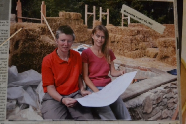 Barbara Jones (damals amazonails, jetzt strawworks) und Rachel Shiamh beim Verlegen der ersten Strohballen auf das Steinfundament