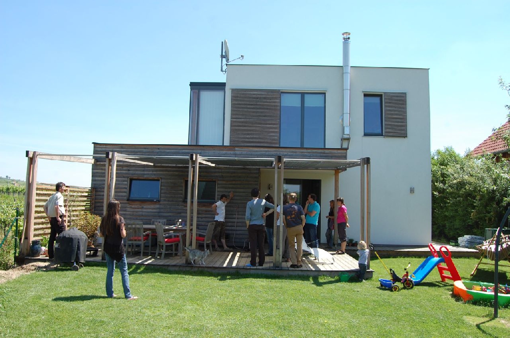 Straw-bale passive house with surgery in Engabrunn
