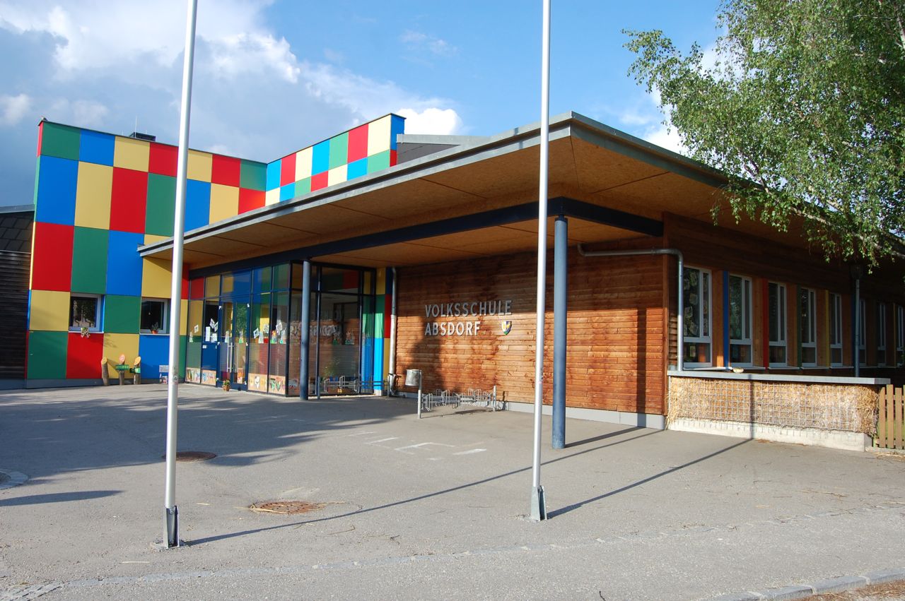 Primary school Absdorf: Renovation with straw bales