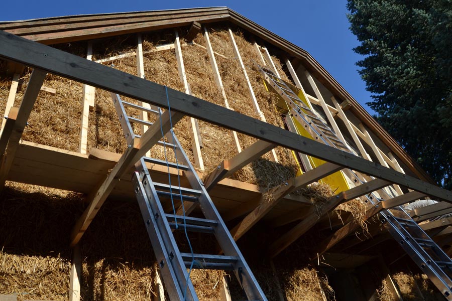 Thermal façade renovation with straw bales