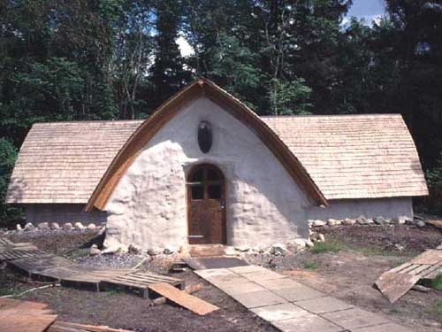 Straw bale vault school in Abybro