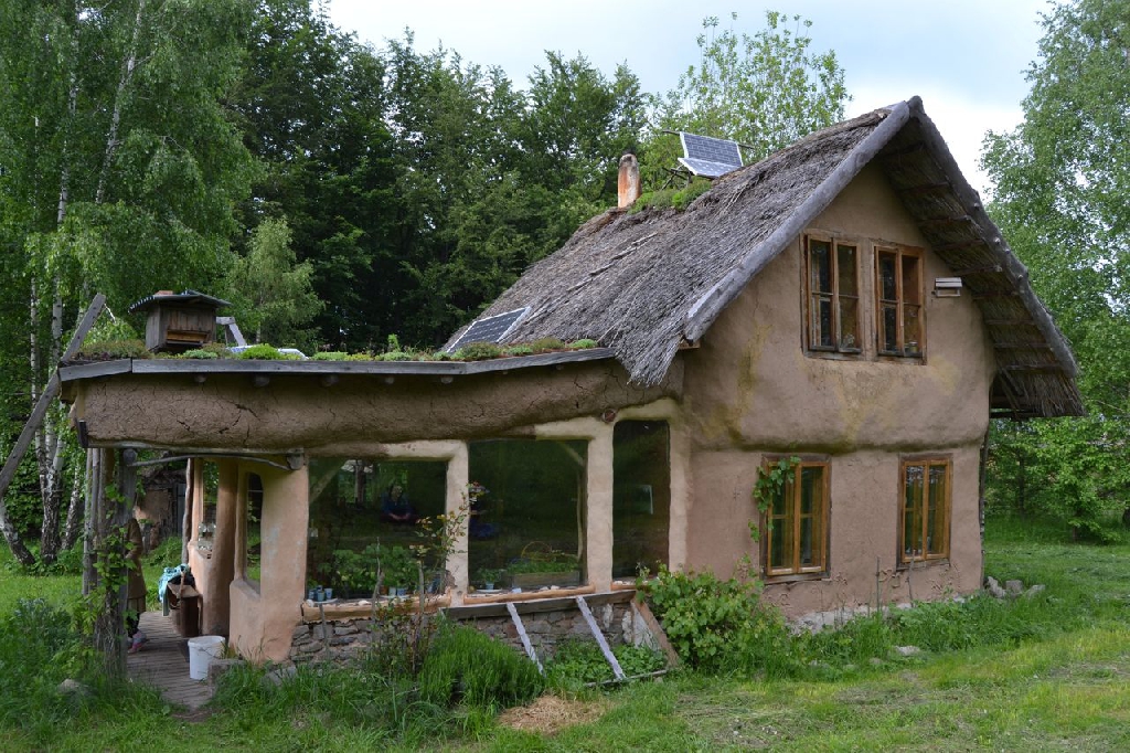 Tomas’ House: First Straw Bale House in Slovakia